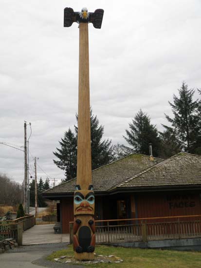 Eagle on the top and a beaver on the bottom of a totem pole.